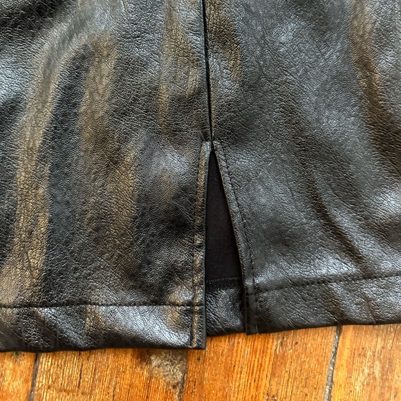 Mini pleather skirt with slit size 8 - Picture 2 of 4